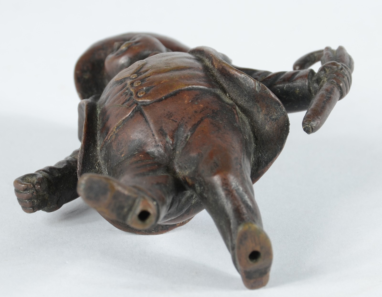 Escultura de bronze patinado representando figura masculina com... - foto 5 de 5