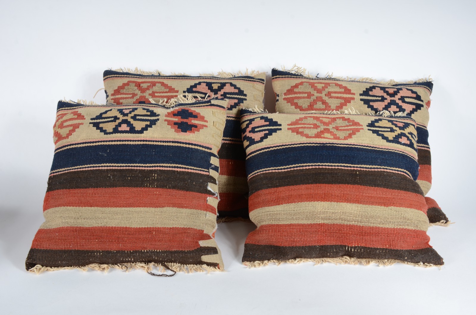 Quatro almofadas forradas com tapete Kilim. - foto 1 de 7
