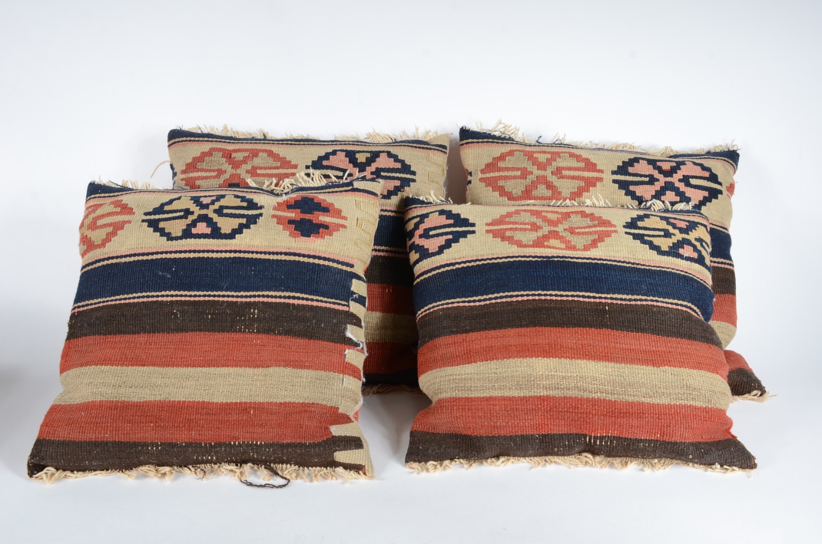 Quatro almofadas forradas com tapete Kilim. - foto 2 de 7