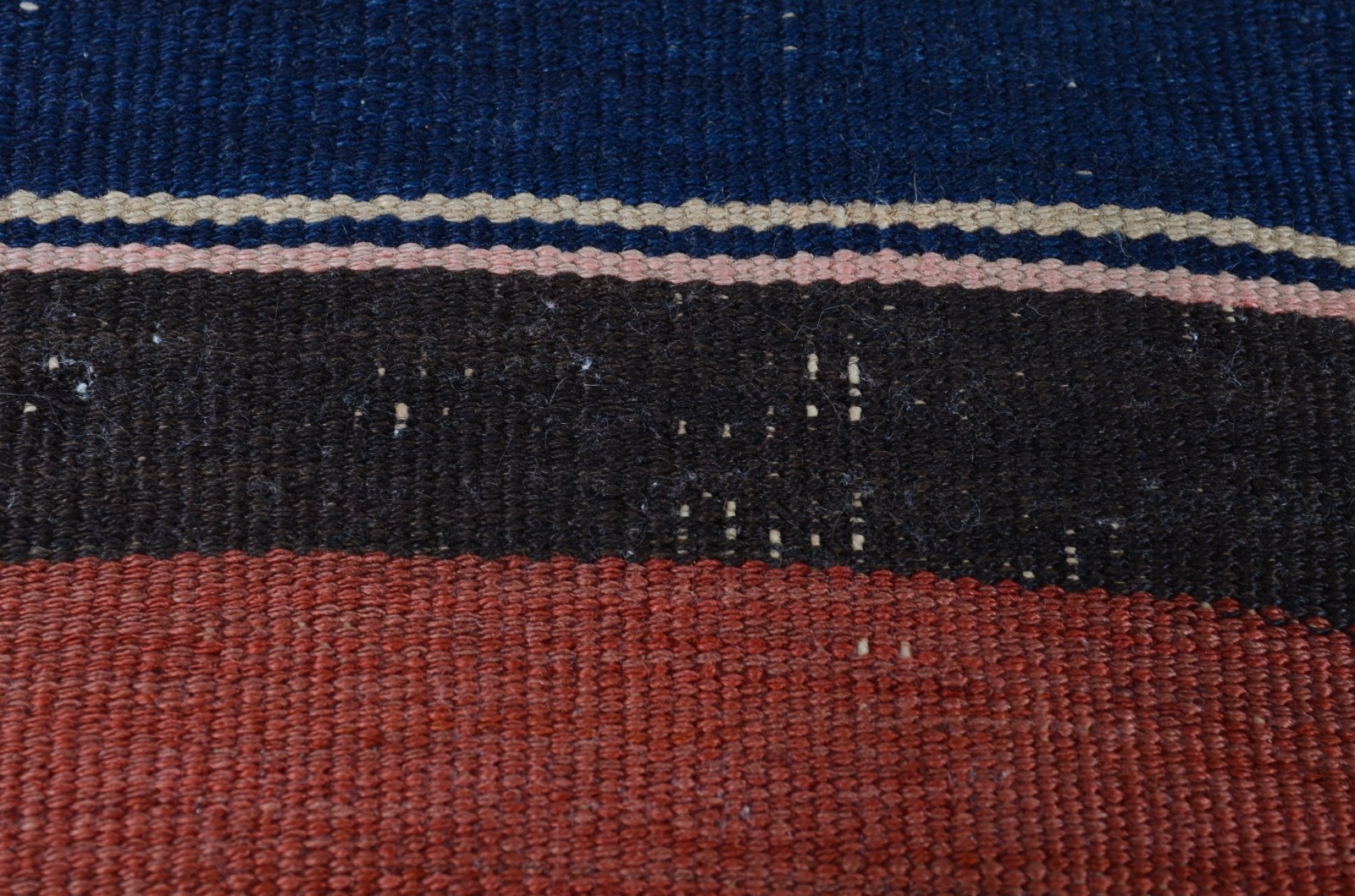 Quatro almofadas forradas com tapete Kilim. - foto 5 de 7