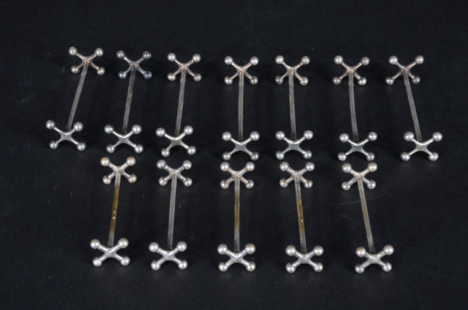 Conjunto com 12 descansos para talheres de metal. (dois modelos... - foto 1 de 4