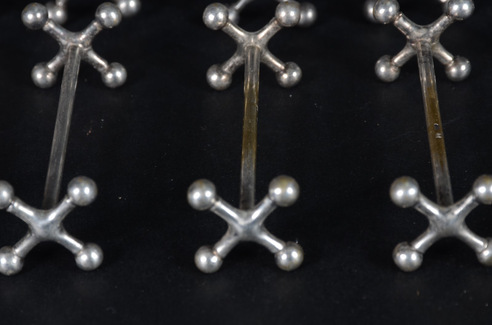 Conjunto com 12 descansos para talheres de metal. (dois modelos... - foto 2 de 4