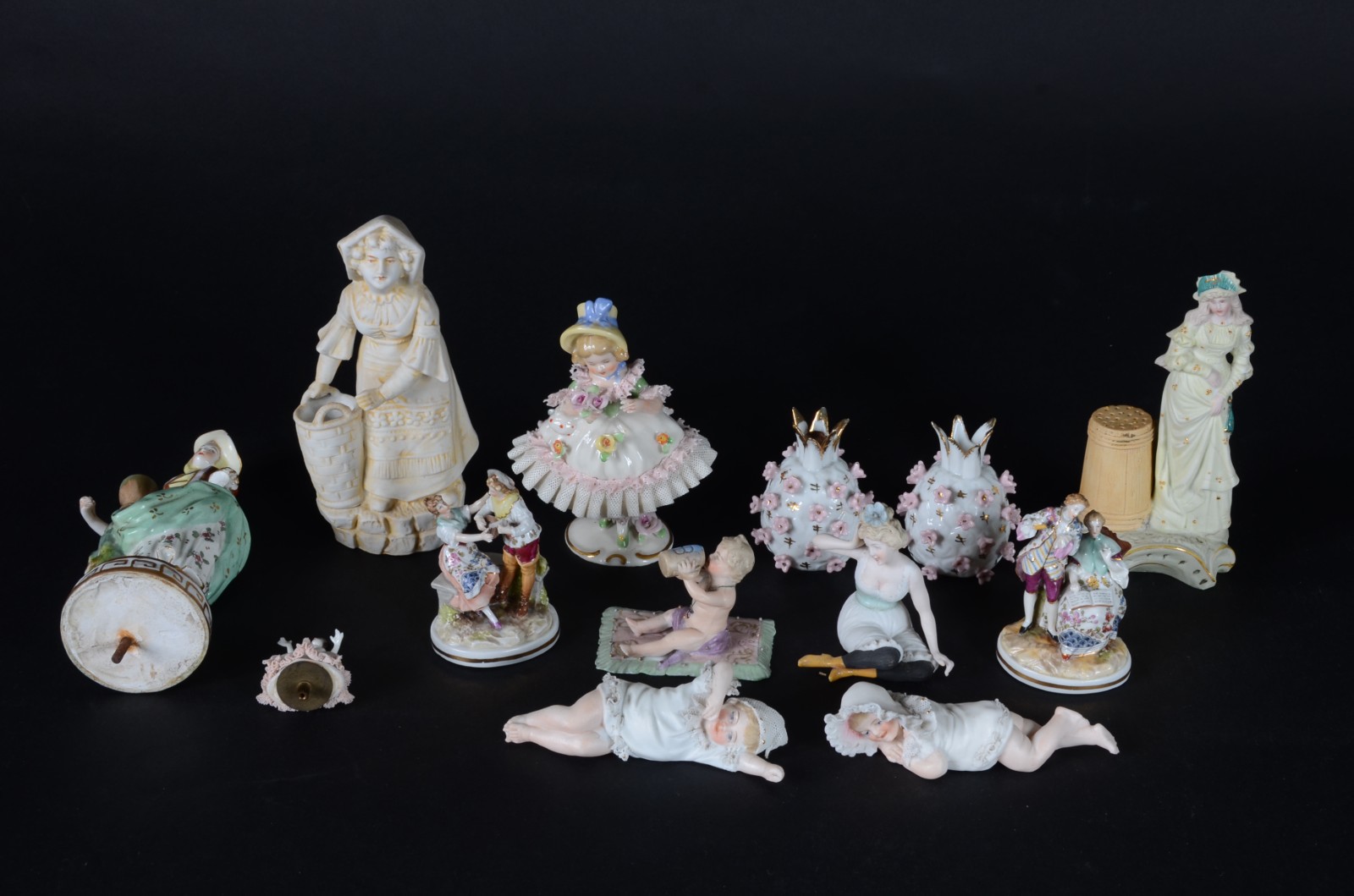 Conjunto com 13 peças estatuetas pequenas de porcelana. Uma delas com... - foto 1 de 8