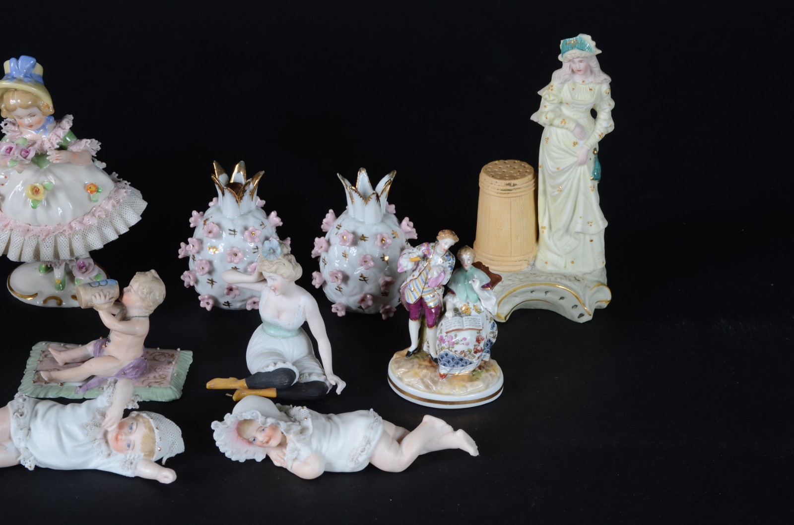 Conjunto com 13 peças estatuetas pequenas de porcelana. Uma delas com... - foto 2 de 8