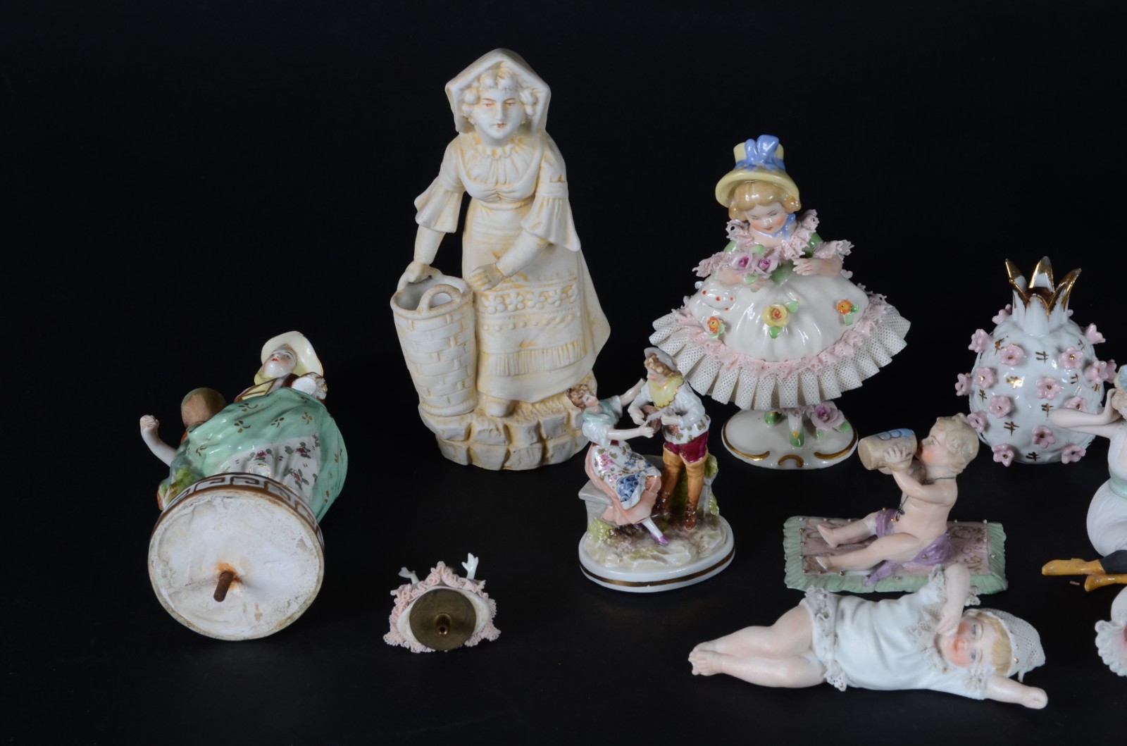 Conjunto com 13 peças estatuetas pequenas de porcelana. Uma delas com... - foto 3 de 8