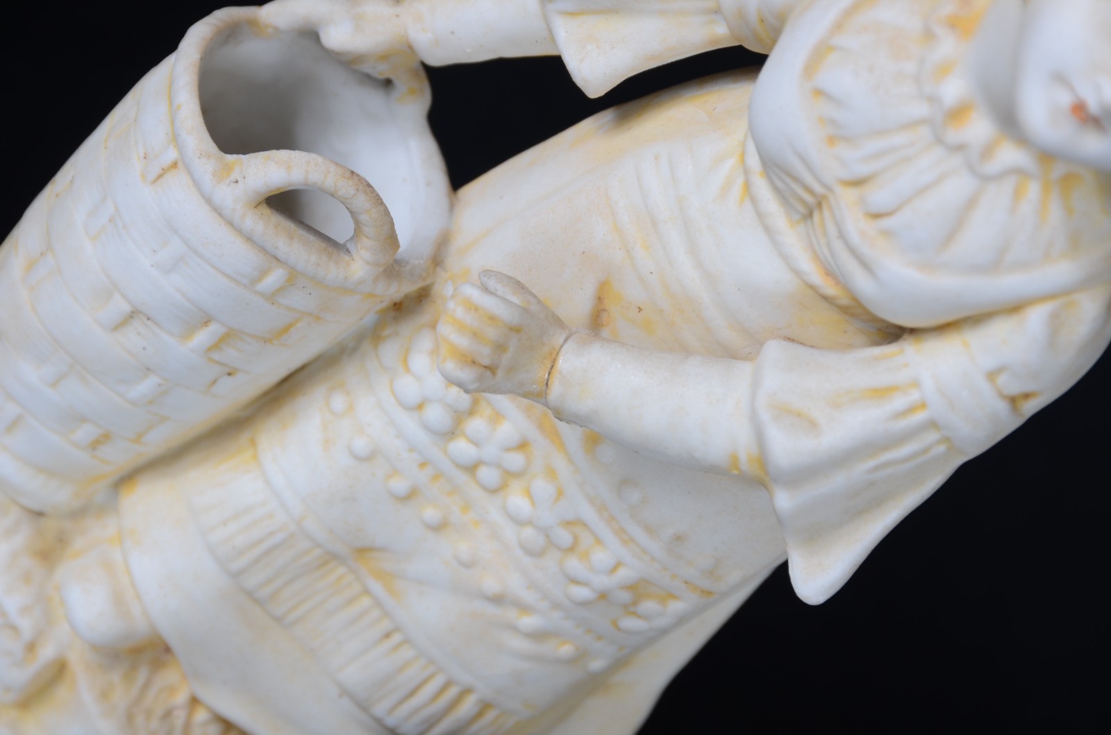 Conjunto com 13 peças estatuetas pequenas de porcelana. Uma delas com... - foto 4 de 8