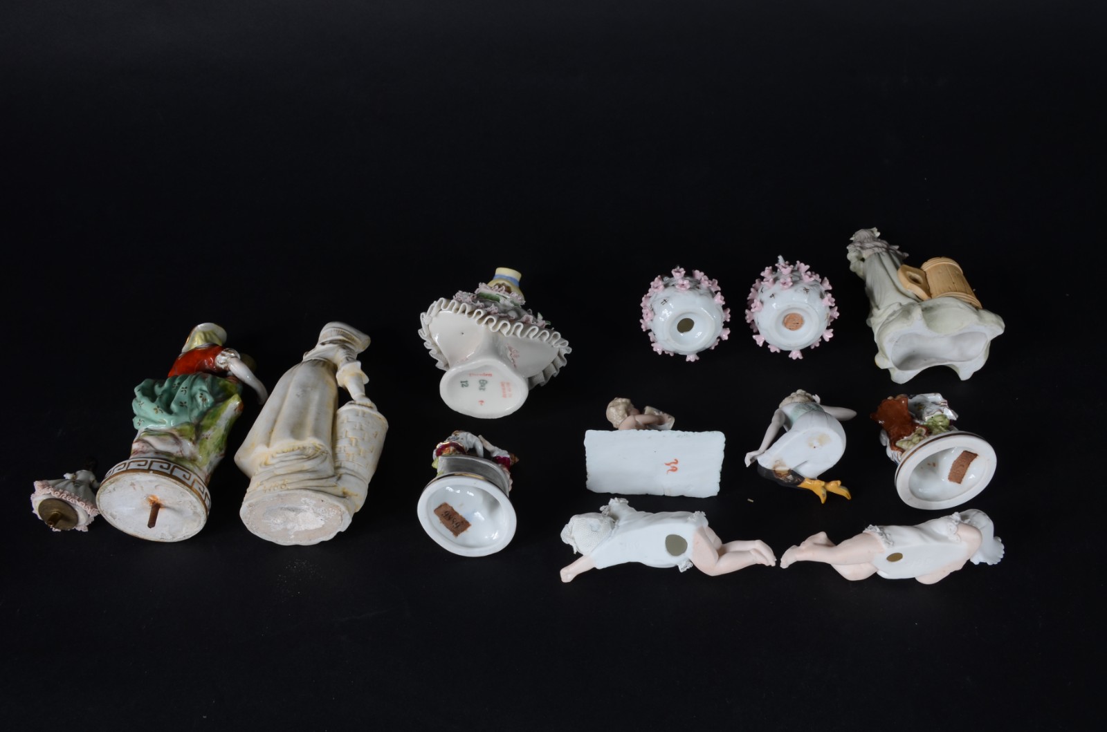 Conjunto com 13 peças estatuetas pequenas de porcelana. Uma delas com... - foto 5 de 8