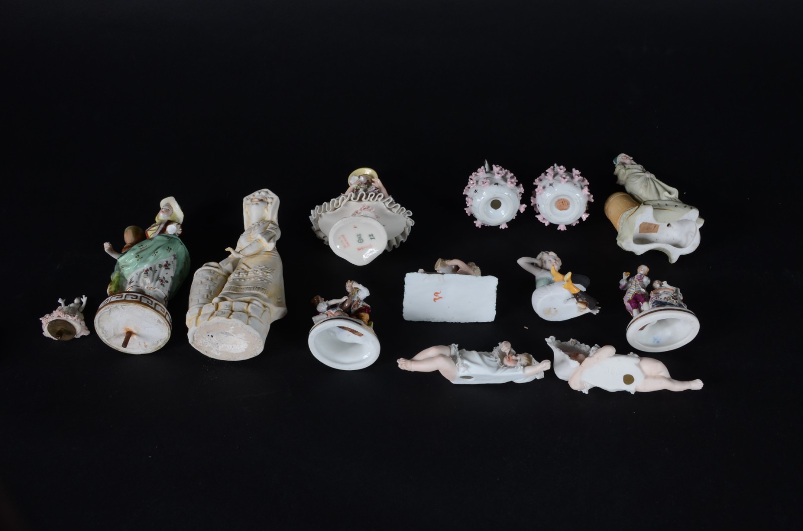 Conjunto com 13 peças estatuetas pequenas de porcelana. Uma delas com... - foto 6 de 8
