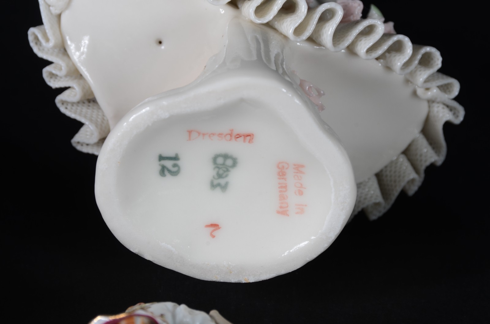 Conjunto com 13 peças estatuetas pequenas de porcelana. Uma delas com... - foto 7 de 8