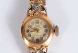 Relógio de pulso suíço feminino de ouro 18 k., ... - Relógio de pulso suíço feminino de ouro 18 k., marca Britix - Acre 17 rubis com abelhas nas laterais com um brilhante cada. (Por motivos de segu...