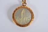 Colar de ouro 18k., com relicário e Nossa Senho... - Colar de ouro 18k., com relicário e Nossa Senhora dos Pastorinhos em madre perola. (Por motivos de segurança a peça não se encontra na<br>loja).