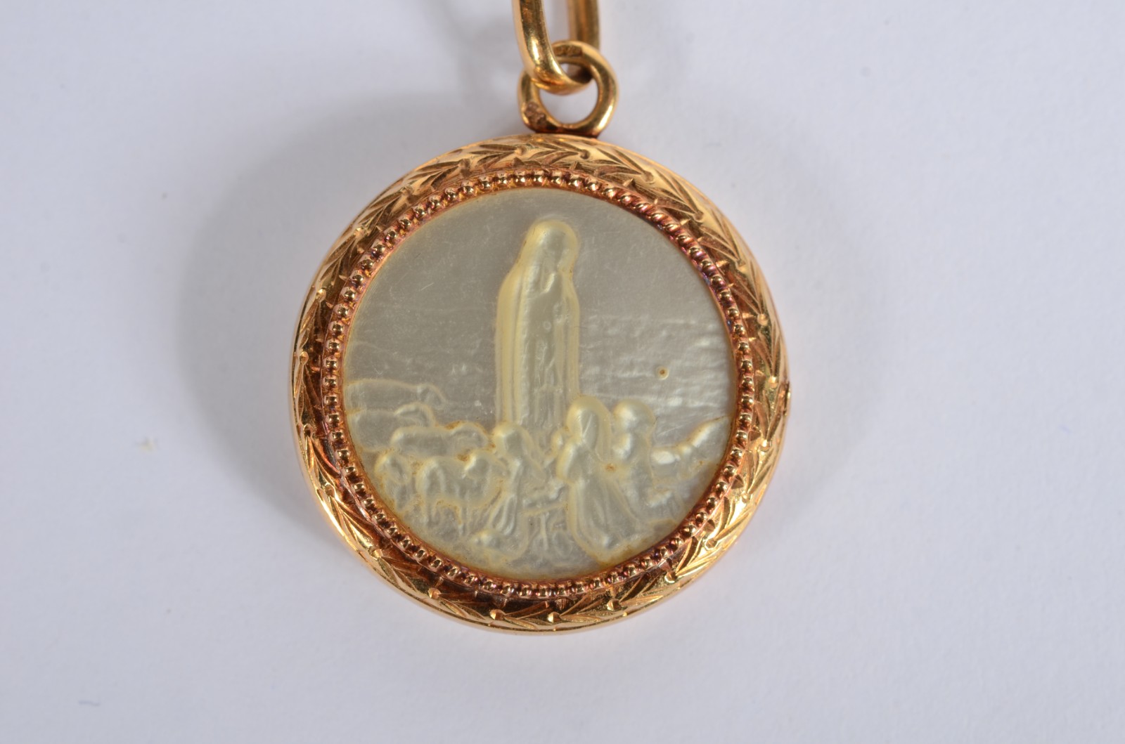 Colar de ouro 18k., com relicário e Nossa Senhora dos Pastorinhos em... - foto 3 de 6
