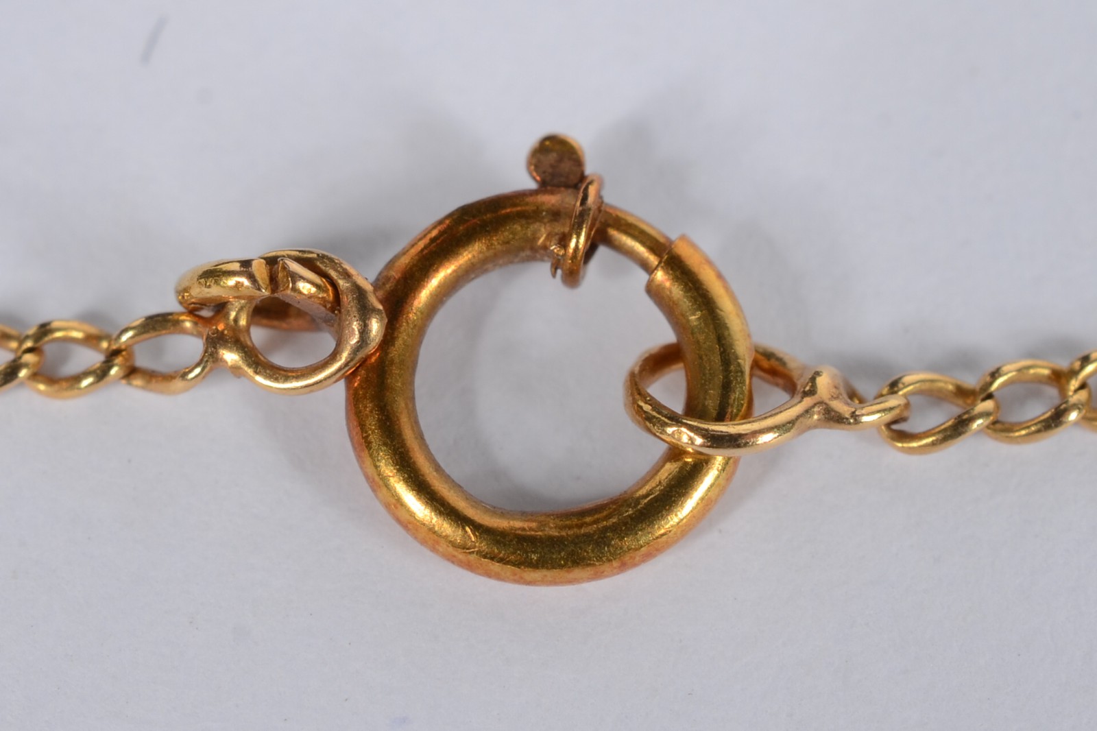 Colar de ouro 18k., com relicário e Nossa Senhora dos Pastorinhos em... - foto 4 de 6