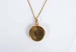 Colar de ouro 18k., com relicário e Nossa Senho... - Colar de ouro 18k., com relicário e Nossa Senhora dos Pastorinhos em madre perola. (Por motivos de segurança a peça não se encontra na<br>loja).