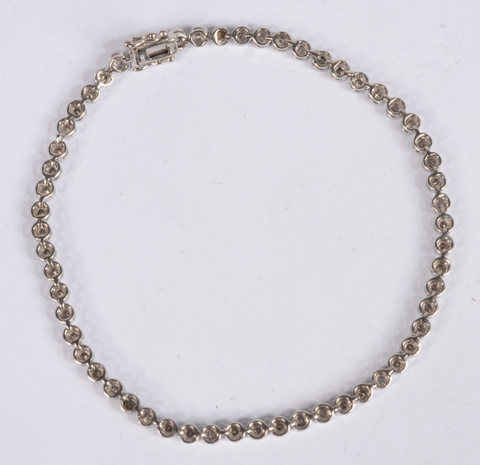 Pulseira de ouro branco com brilhantes. (Por motivos de segurança a... - foto 1 de 6