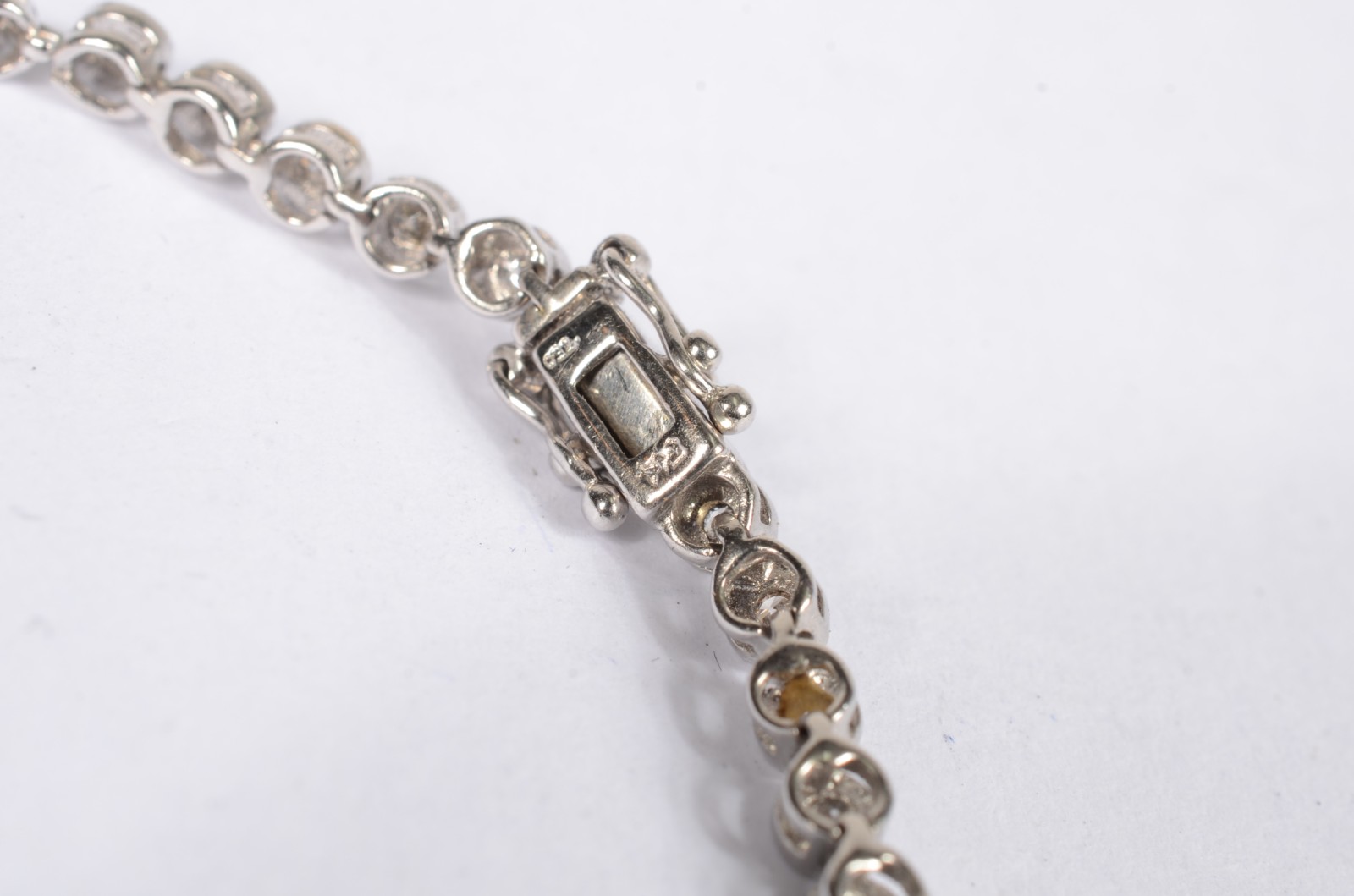 Pulseira de ouro branco com brilhantes. (Por motivos de segurança a... - foto 2 de 6