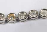 Pulseira de ouro branco com brilhantes. (Por mo... - Pulseira de ouro branco com brilhantes. (Por motivos de segurança a peça não se encontra na loja).