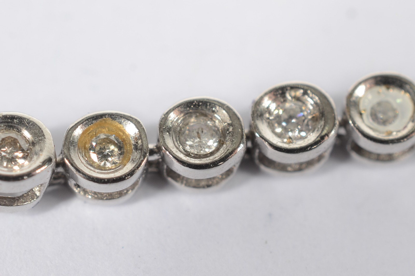 Pulseira de ouro branco com brilhantes. (Por motivos de segurança a... - foto 3 de 6