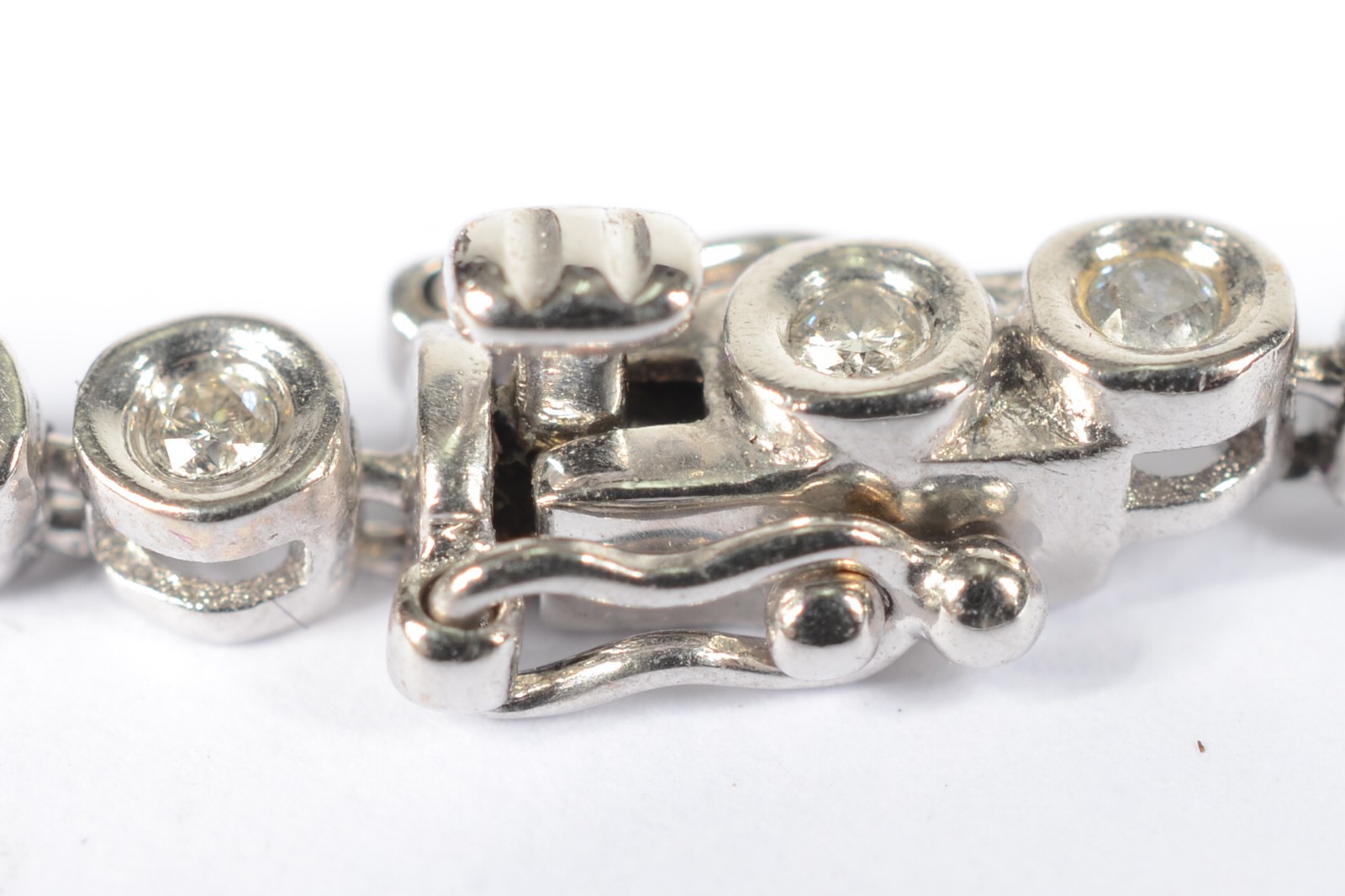 Pulseira de ouro branco com brilhantes. (Por motivos de segurança a... - foto 5 de 6