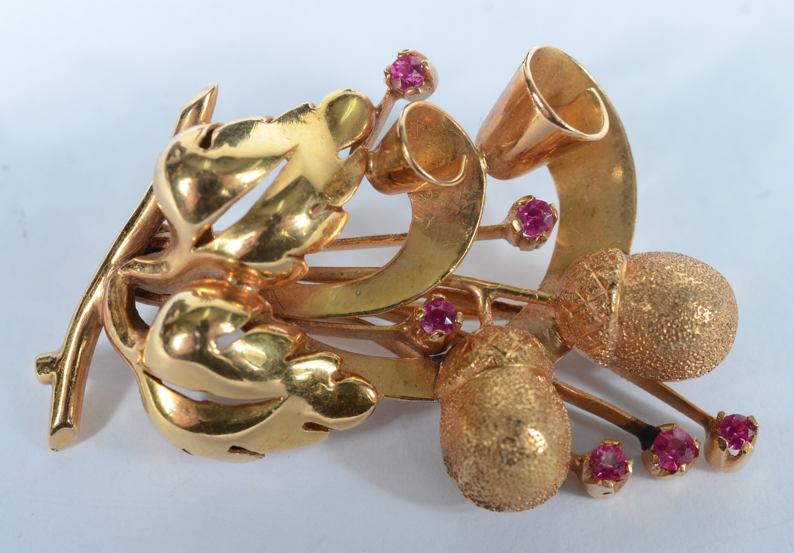 Broche de ouro 18 k., contraste 750 mls, pedras vermelhas. (Por... - foto 1 de 3