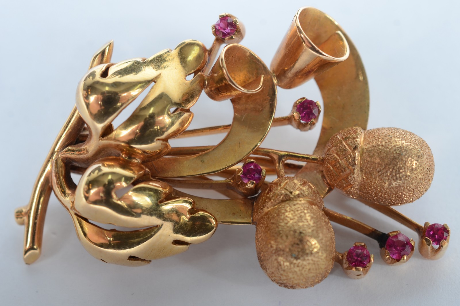 Broche de ouro 18 k., contraste 750 mls, pedras vermelhas. (Por... - foto 2 de 3