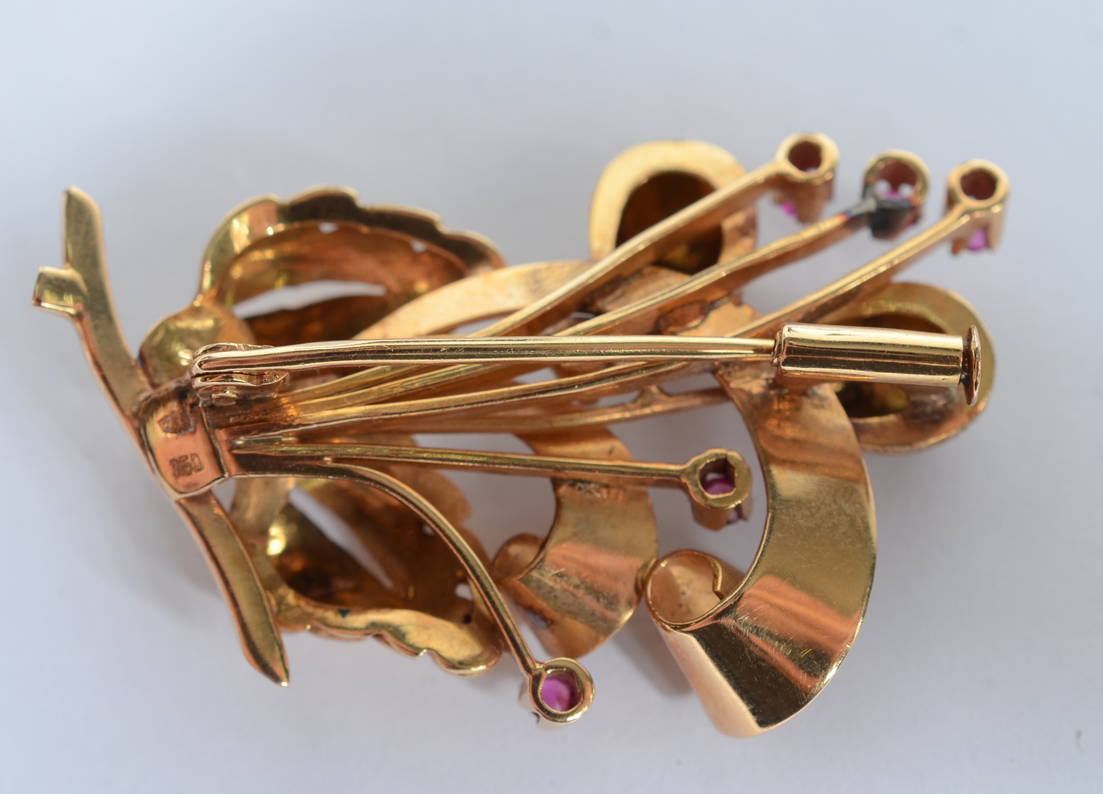 Broche de ouro 18 k., contraste 750 mls, pedras vermelhas. (Por... - foto 3 de 3