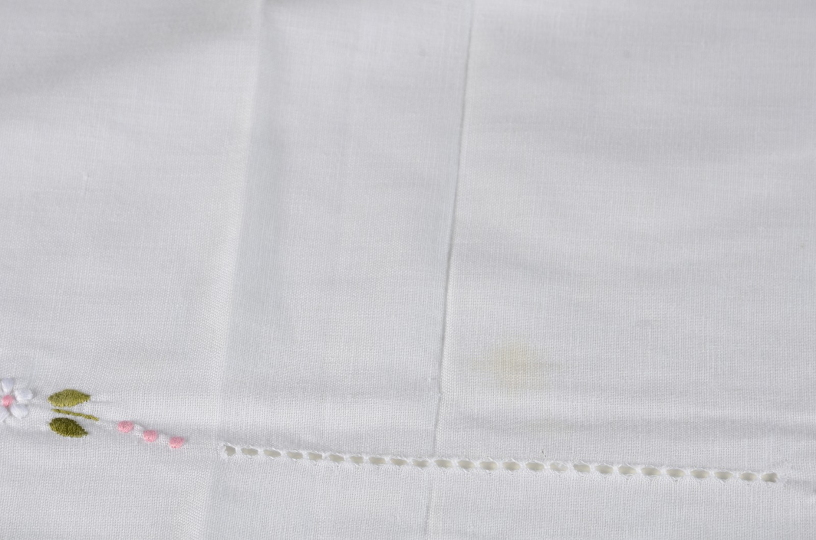 Toalha branca com bordados. - foto 4 de 5