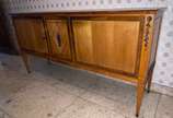 Laubisch-Hirth (1914),  - Móvel buffet de madeira com três portas e prateleiras internas, aplicações de metal. Pequenos desgastes do tempo. Obs. Retirada em apartamento na Av. 