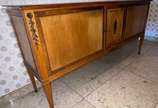 Laubisch-Hirth (1914),  - Móvel buffet de madeira com três portas e prateleiras internas, aplicações de metal. Pequenos desgastes do tempo. Obs. Retirada em apartamento na Av. 