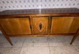 Laubisch-Hirth (1914),  - Móvel buffet de madeira com três portas e prateleiras internas, aplicações de metal. Pequenos desgastes do tempo. Obs. Retirada em apartamento na Av. 