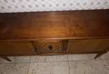 Laubisch-Hirth (1914),  - Móvel buffet de madeira com três portas e prateleiras internas, aplicações de metal. Pequenos desgastes do tempo. Obs. Retirada em apartamento na Av. 