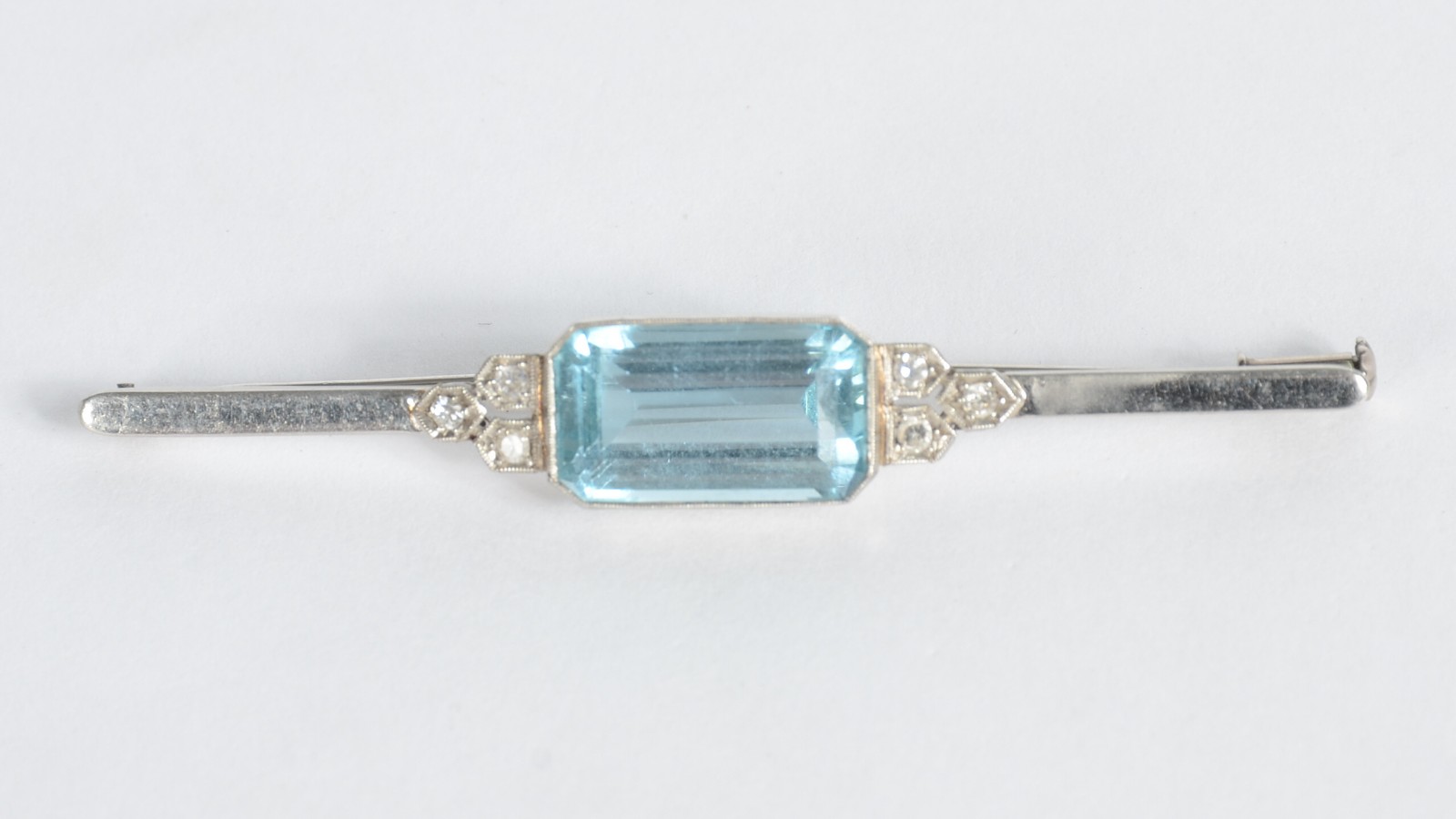 Broche de platina com brilhante e água marinha. (Por motivos de... - foto 1 de 6