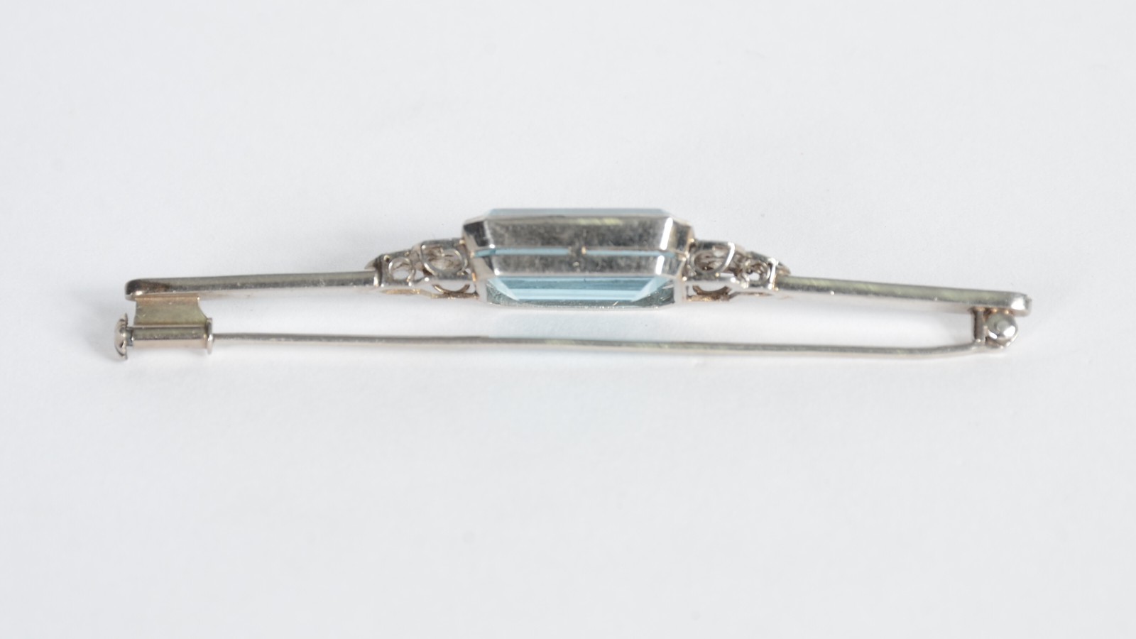 Broche de platina com brilhante e água marinha. (Por motivos de... - foto 2 de 6