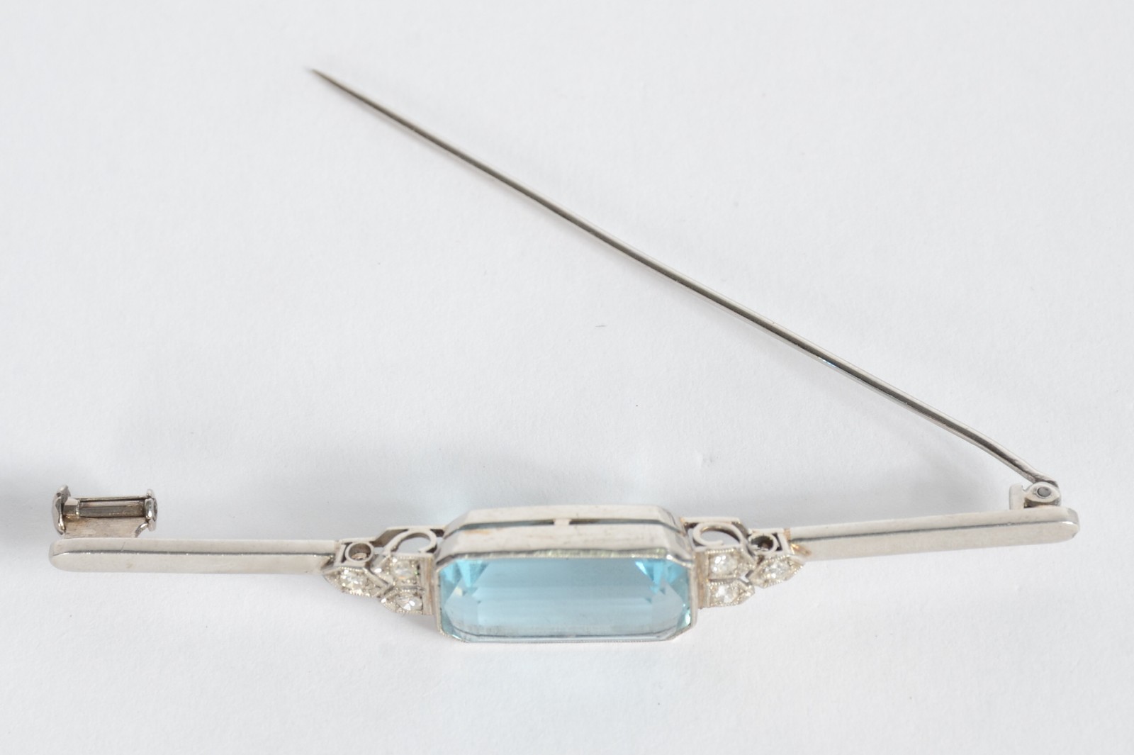 Broche de platina com brilhante e água marinha. (Por motivos de... - foto 3 de 6
