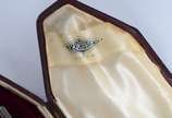 Broche de platina com brilhante e água marinha.... - Broche de platina com brilhante e água marinha. (Por motivos de segurança a peça não se encontra na loja).