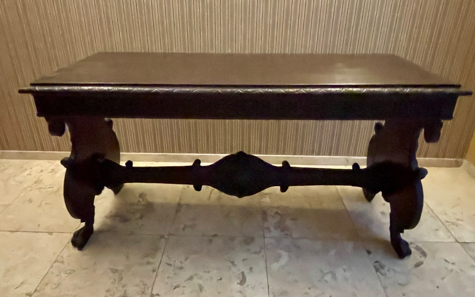 Grande mesa de madeira nobre pernas laterais recortadas unidas por... - foto 1 de 6