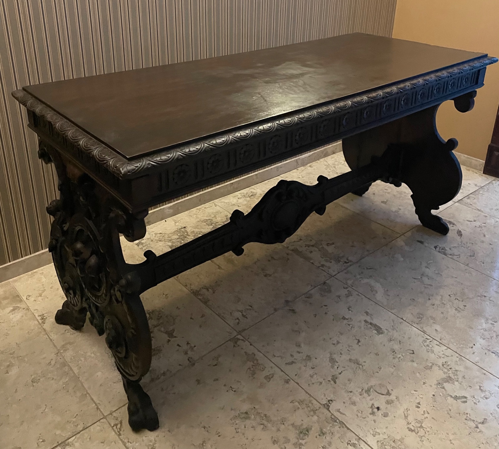 Grande mesa de madeira nobre pernas laterais recortadas unidas por... - foto 3 de 6