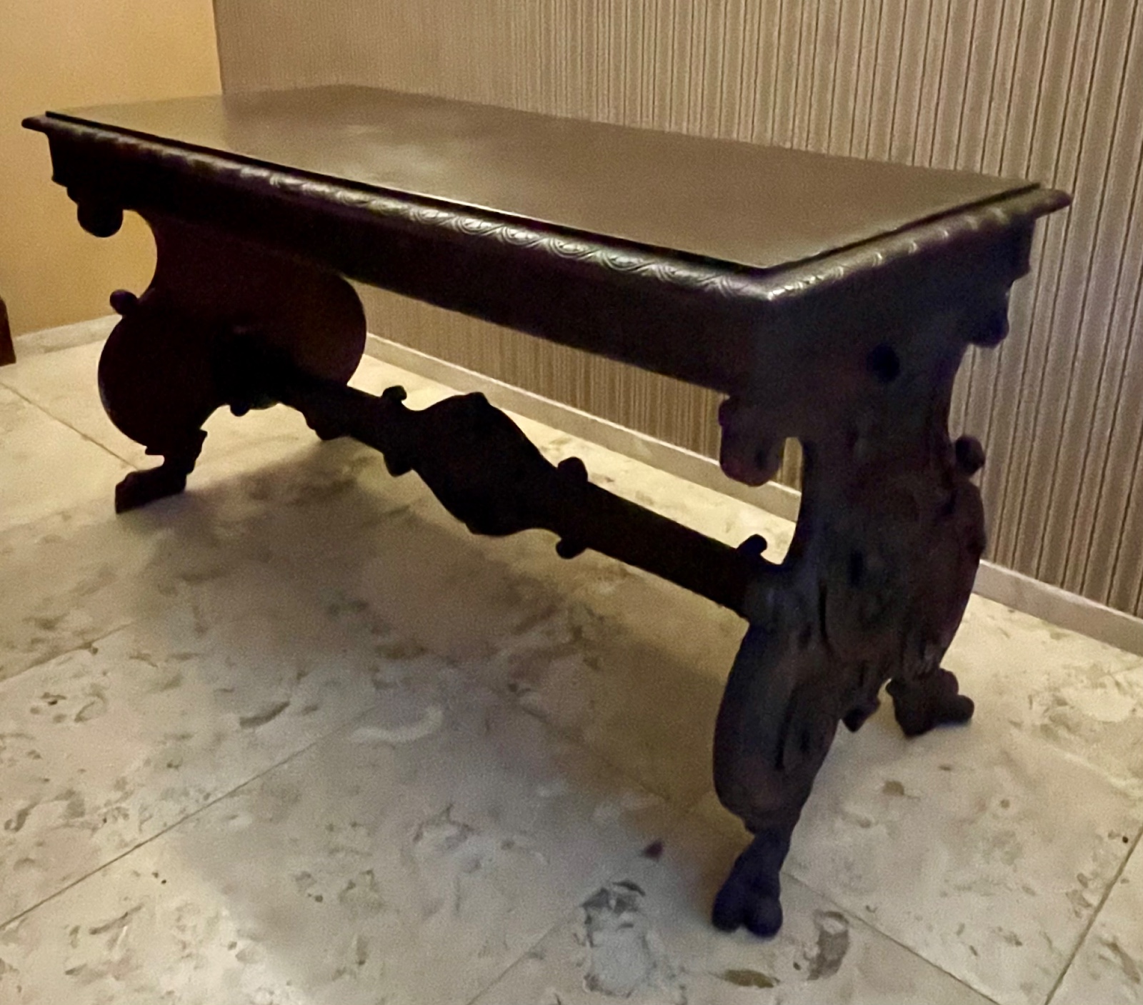 Grande mesa de madeira nobre pernas laterais recortadas unidas por... - foto 4 de 6