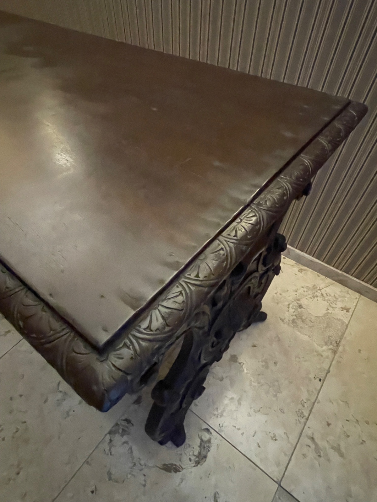 Grande mesa de madeira nobre pernas laterais recortadas unidas por... - foto 5 de 6