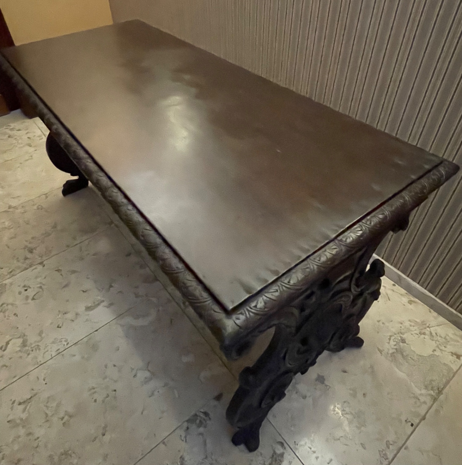 Grande mesa de madeira nobre pernas laterais recortadas unidas por... - foto 6 de 6