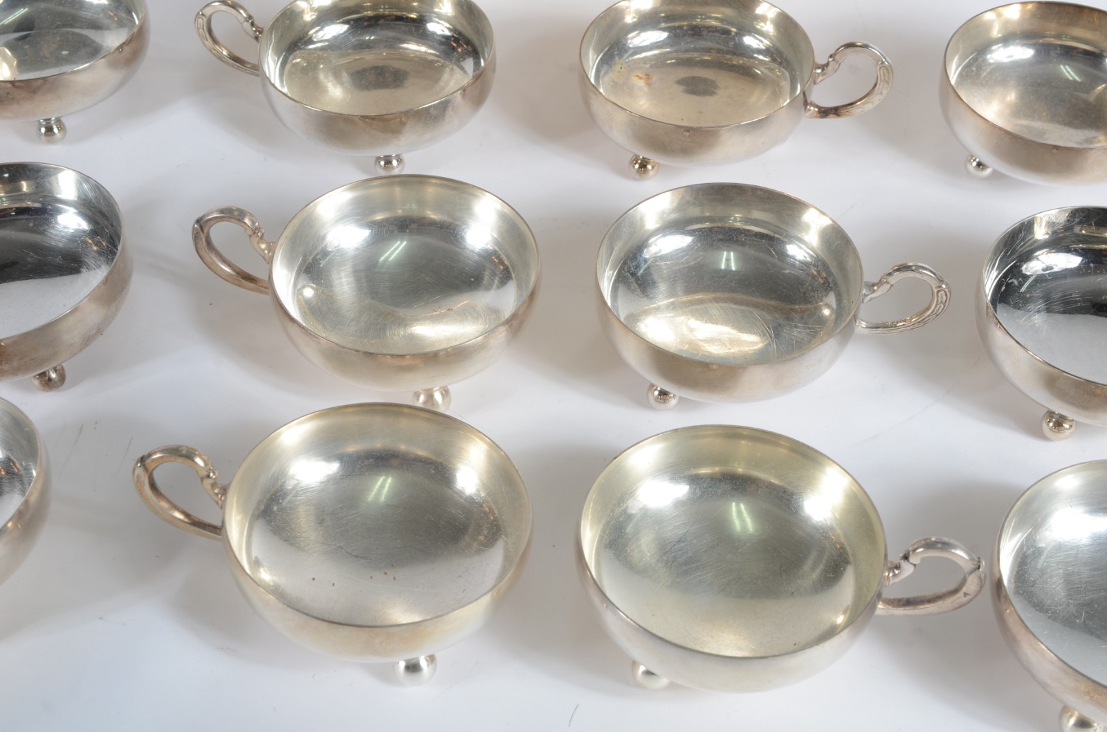 Diversas peças de metal prateado, sendo: champanheira e 18 taças para... - foto 3 de 4