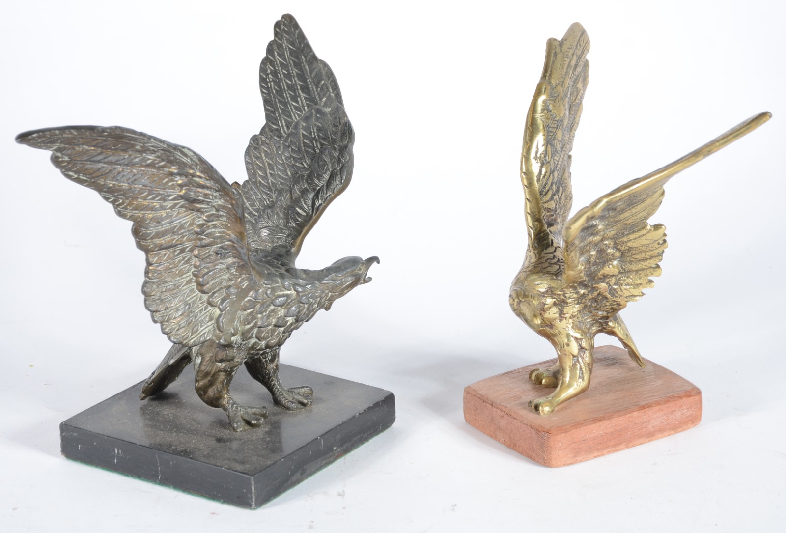 Duas esculturas de bronze representando águias, bases de mármore. - foto 1 de 7