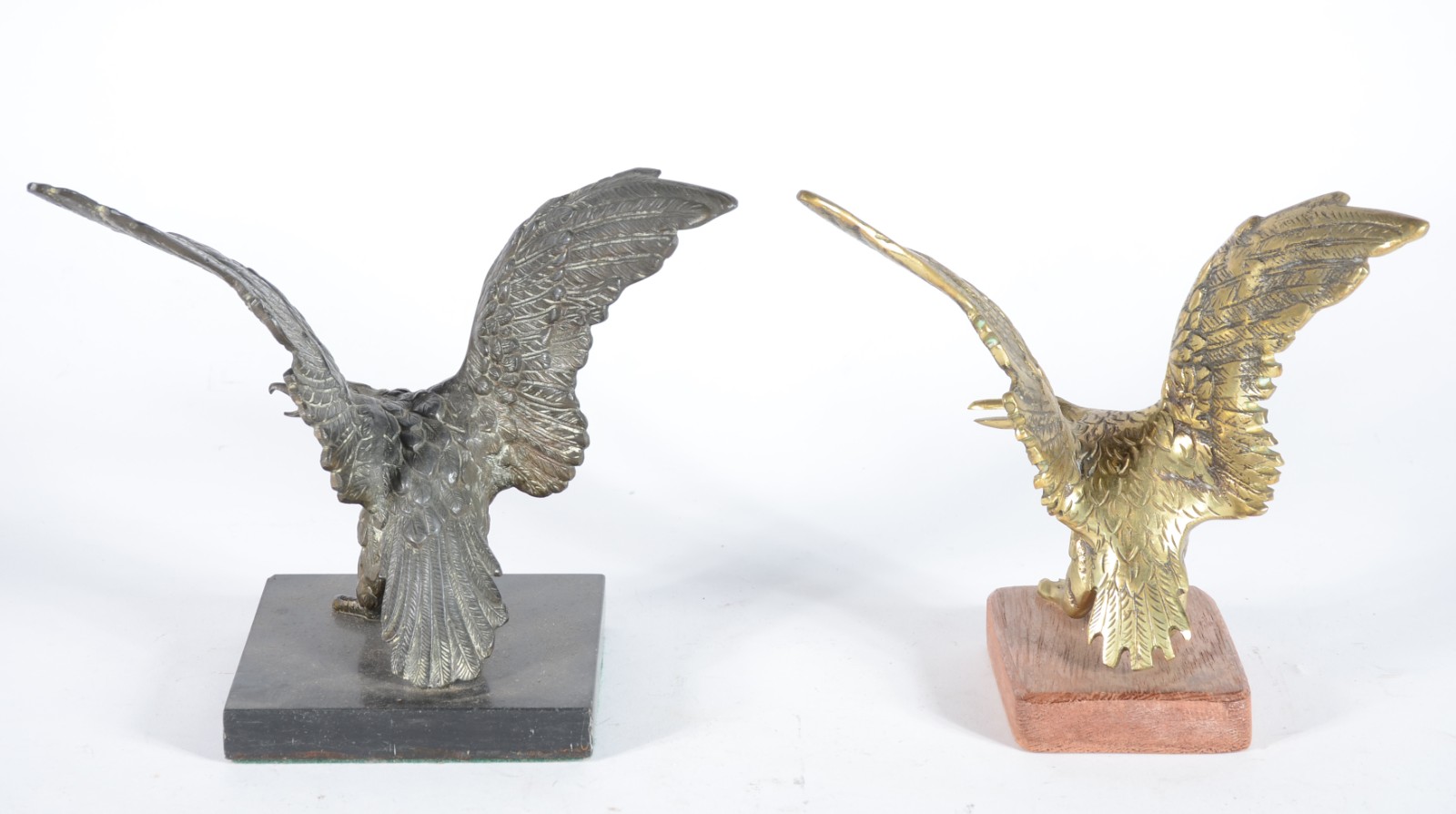 Duas esculturas de bronze representando águias, bases de mármore. - foto 2 de 7