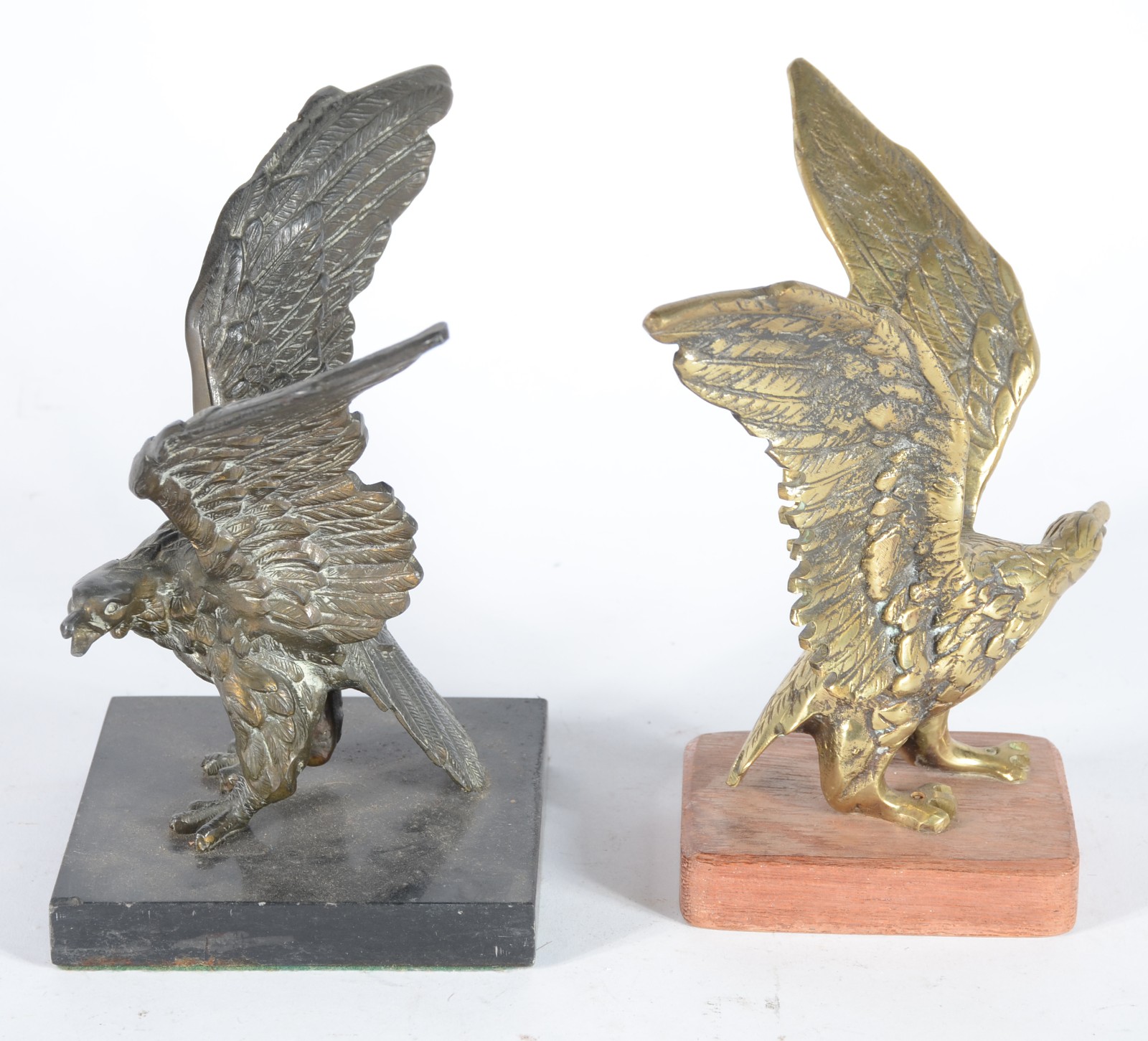 Duas esculturas de bronze representando águias, bases de mármore. - foto 3 de 7
