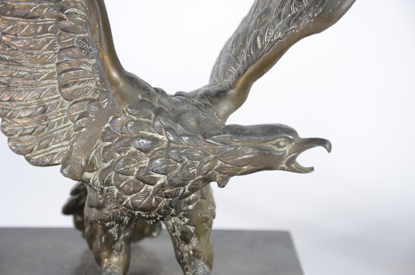 Duas esculturas de bronze representando águias, bases de mármore. - foto 4 de 7