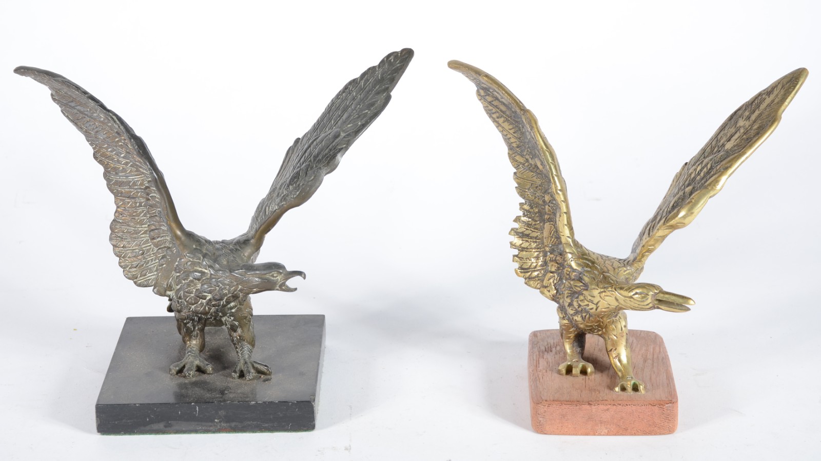 Duas esculturas de bronze representando águias, bases de mármore. - foto 6 de 7