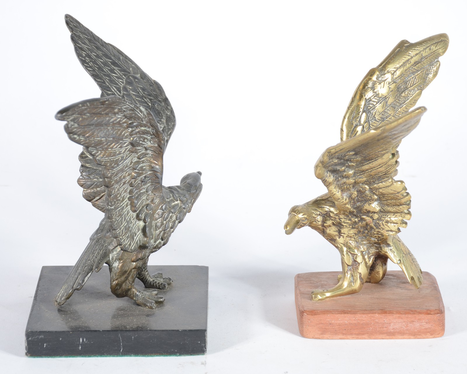 Duas esculturas de bronze representando águias, bases de mármore. - foto 7 de 7