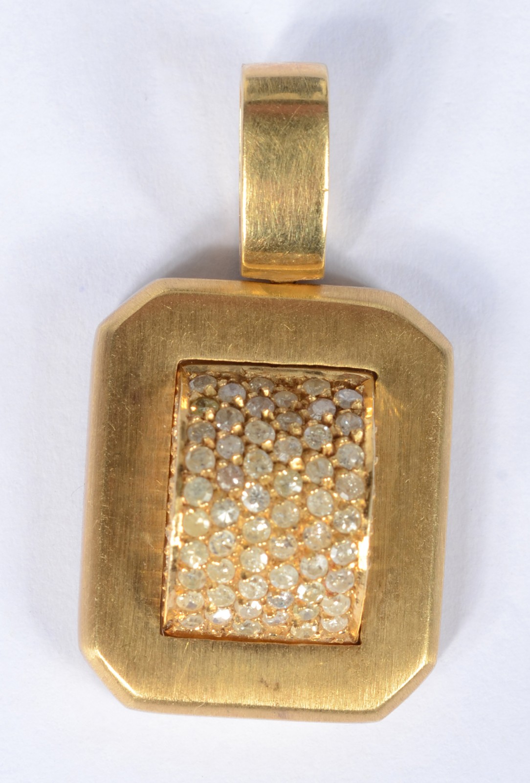 Pendente em ouro 18 k., contraste 750 mls, centro e laterais com pavê... - foto 1 de 2