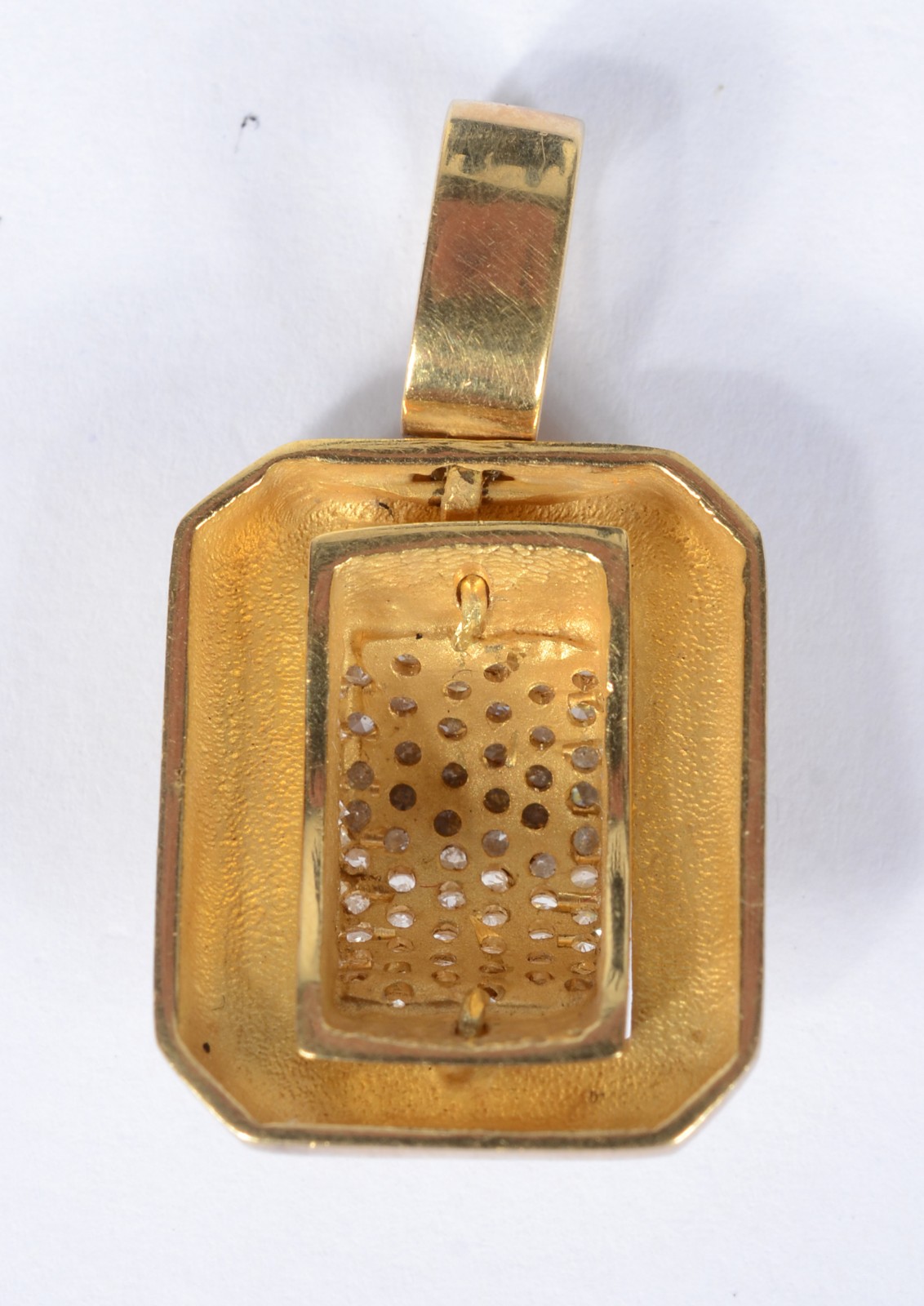 Pendente em ouro 18 k., contraste 750 mls, centro e laterais com pavê... - foto 2 de 2