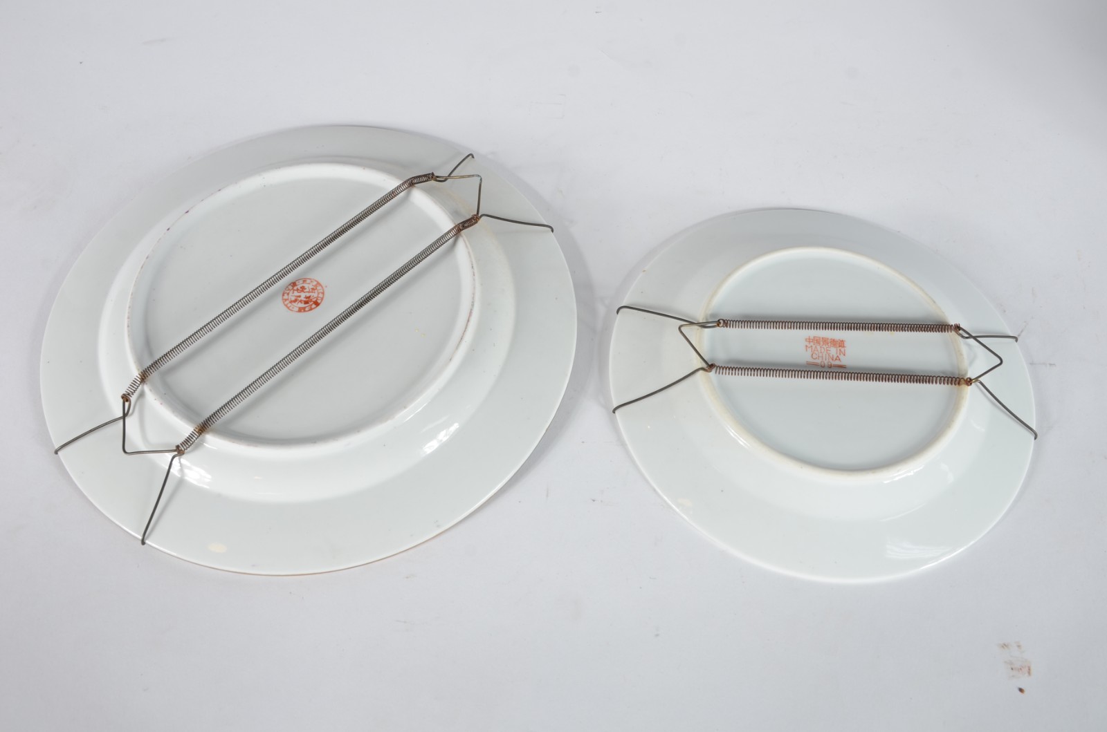 Três peças, sendo: potiche e dois pratos para parede com suporte. - foto 6 de 8